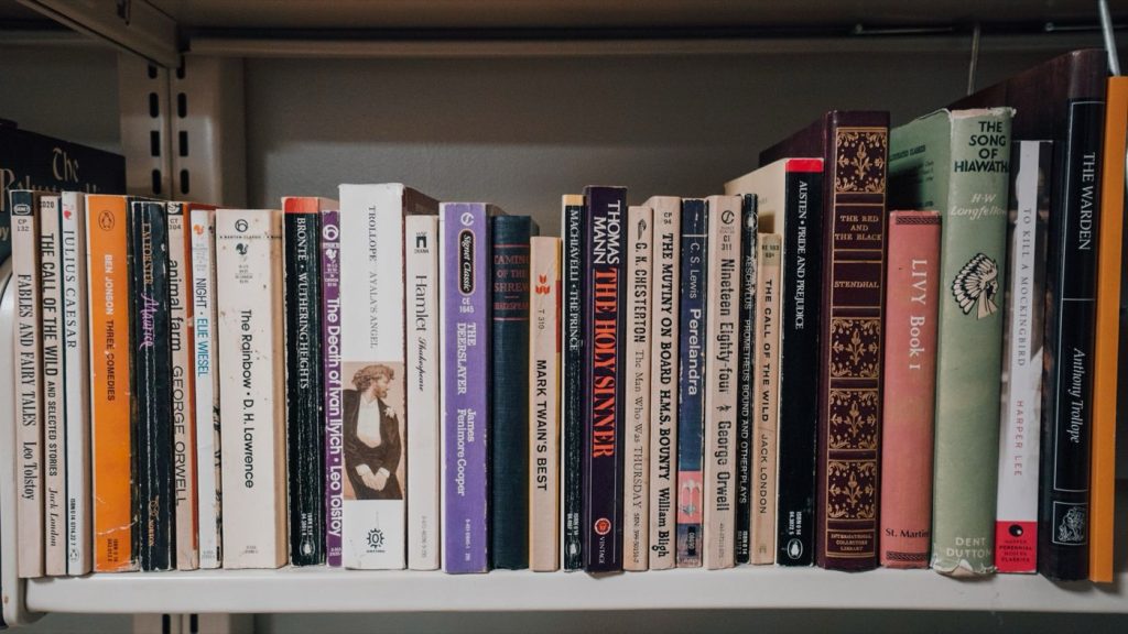 Choisir entre poche, broché et relié pour sa bibliothèque